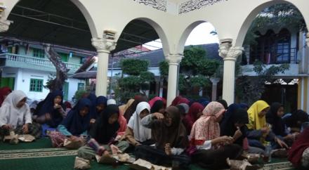 Buka Puasa Arofah di Masjid Al-Furqon Dk 16 Murtigading